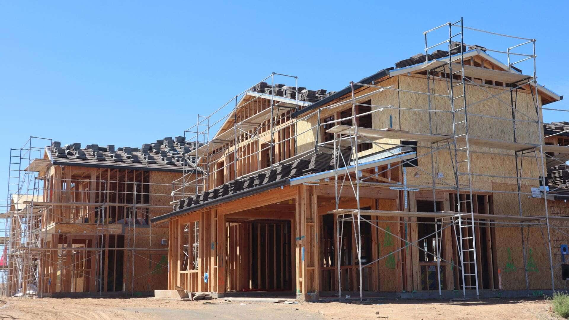 Maisons neuves à ossature bois en cours de construction, sous échafaudage