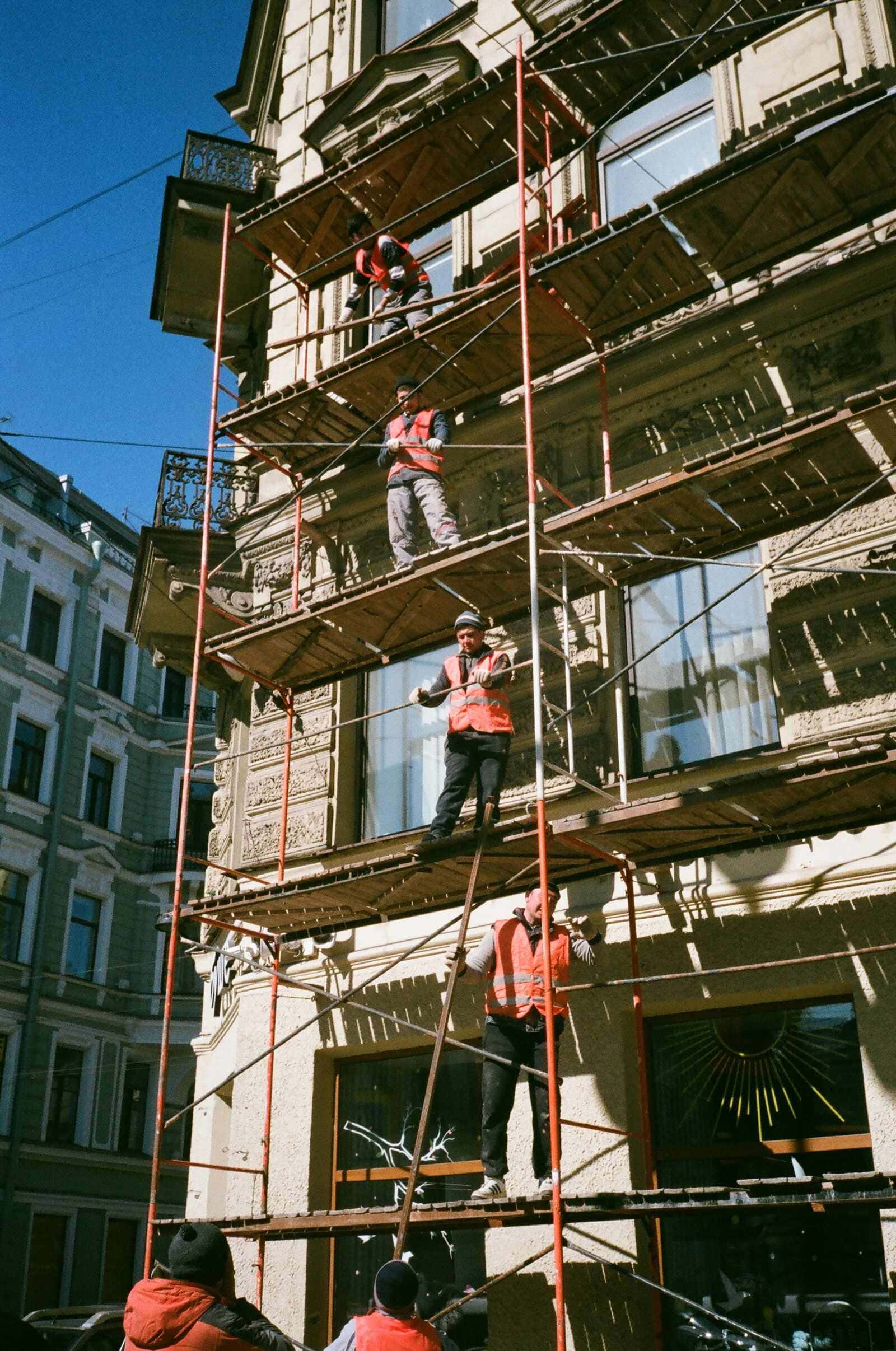 Façadiers sur un échafaudage devant un immeuble en ravalement