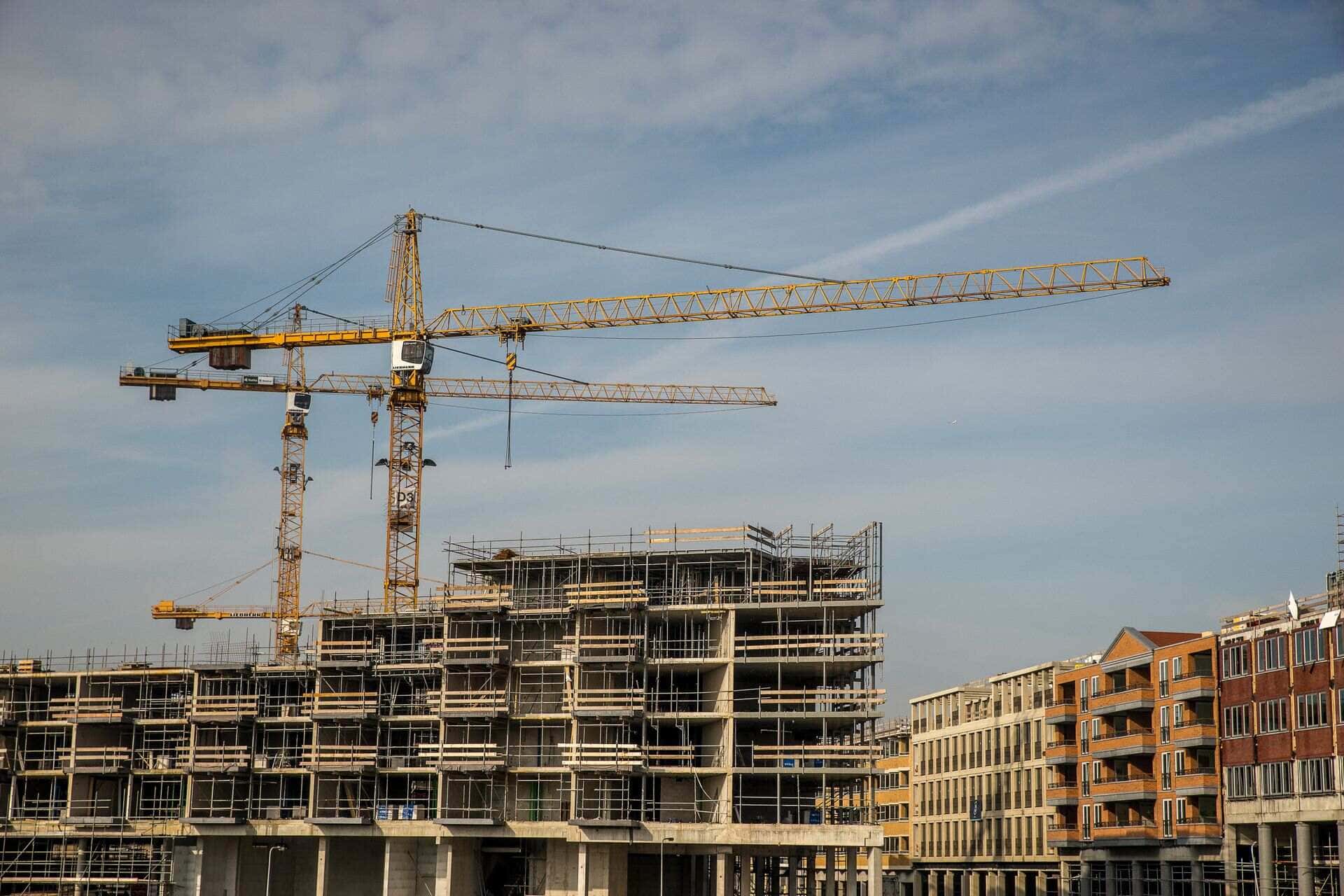 Grues au-dessus d'un immeuble de logements en construction